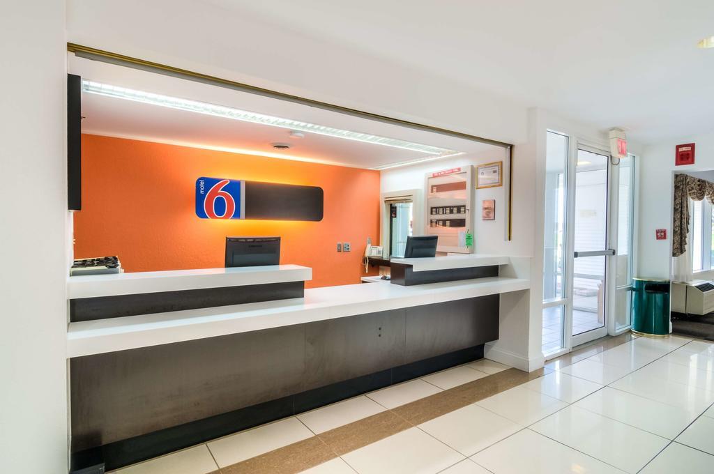 Motel 6 Normal Exterior photo