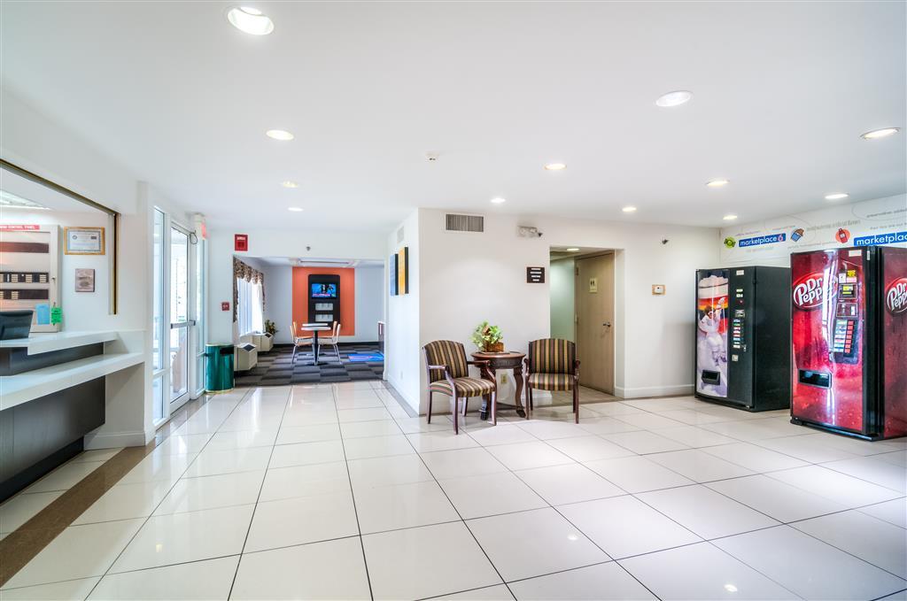 Motel 6 Normal Interior photo
