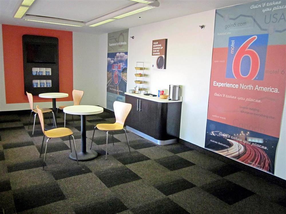 Motel 6 Normal Interior photo